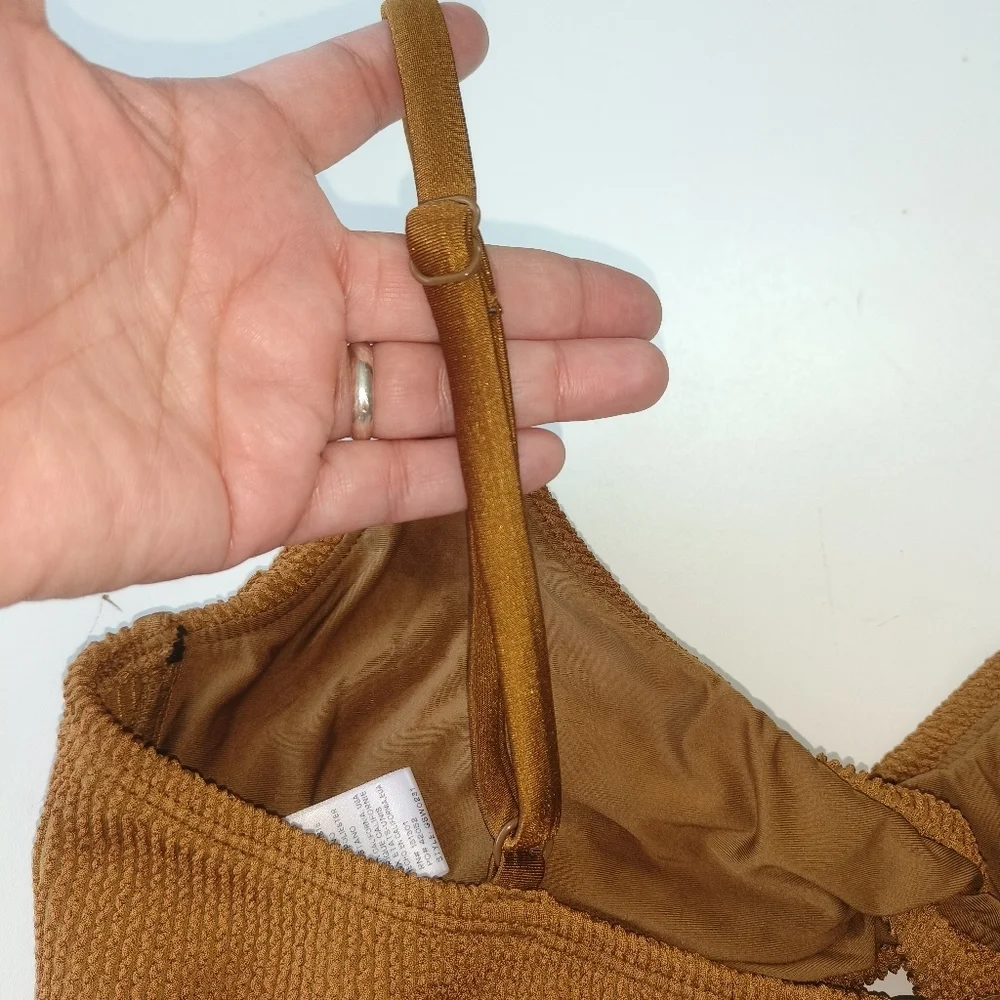 Good American wrinkled women's swimsuit top size 5, twisted design and snap back